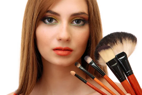 Porträt einer schönen Frau mit Make-up-Pinseln, isoliert auf Weiß — Stockfoto