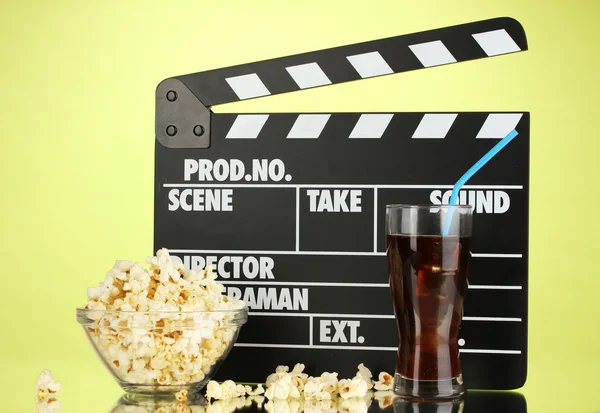 Film clapperboard, cola et pop-corn sur fond — Photo