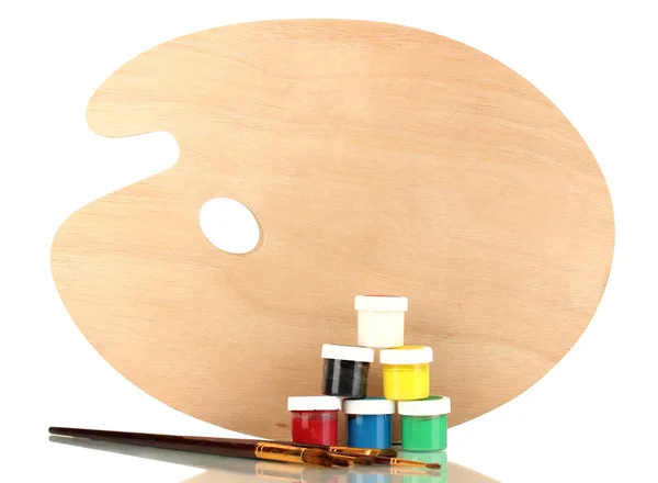 Paleta de arte de madera con pinceles para pintar y pinturas aisladas en blanco —  Fotos de Stock