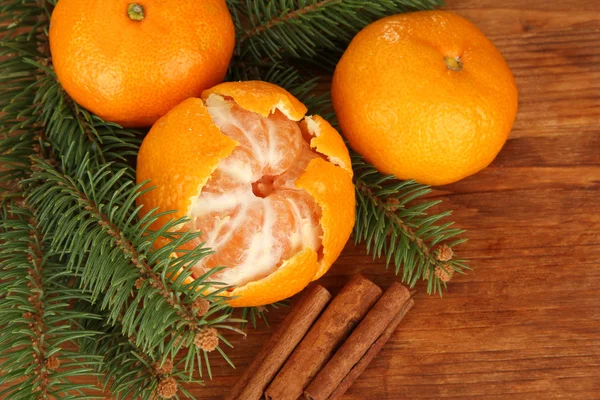 Smakelijke mandarijnen op houten achtergrond — Stockfoto