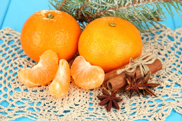 Mandarinas saborosas em guardanapo no fundo azul — Fotografia de Stock