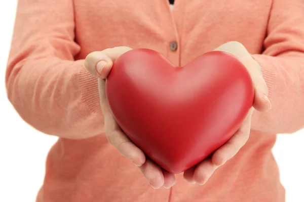 Coeur rouge dans les mains de la femme, gros plan — Photo