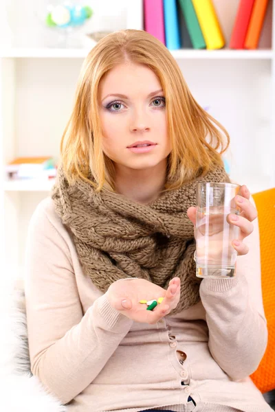 Sick woman with cold sitting on sofa — Stock Photo, Image