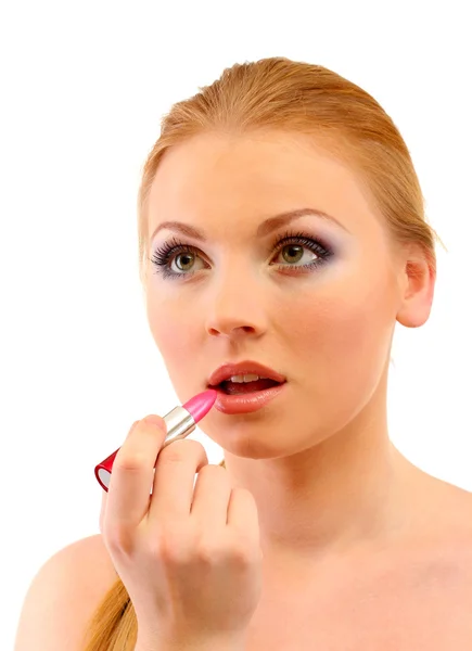 Schöne junge Frau, die Lipgloss aufträgt, isoliert auf Weiß — Stockfoto