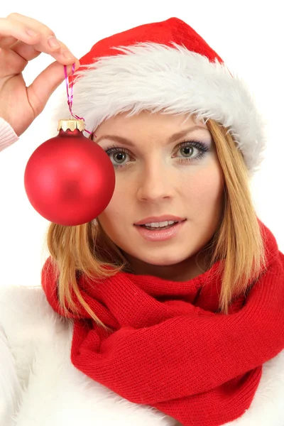 Attraente giovane donna in possesso di palla di Natale isolato su bianco — Foto Stock