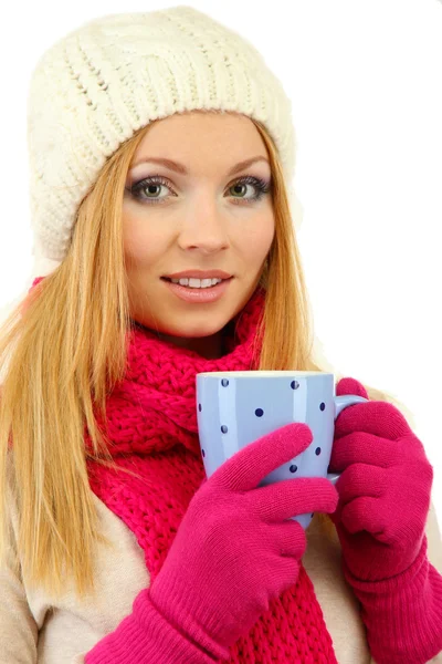 Atractiva joven mujer sosteniendo taza con bebida caliente, aislada en blanco —  Fotos de Stock