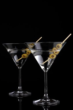 martini gözlük ve izole Siyah Zeytin
