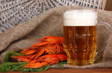 lezzetli haşlanmış crayfishes ve çul arka masada bira