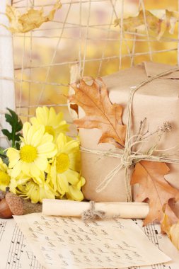 hediye, çiçek ve yaprakları parlak zemin üzerine sonbahar kompozisyon