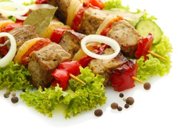 lezzetli ızgara et ve sebzelerin üzerine beyaz izole şiş üzerinde