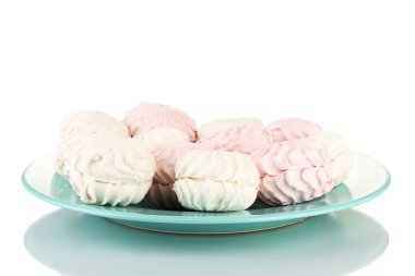 Marshmallow üzerine beyaz izole renkli plaka üzerinde