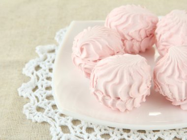 açık renkli plaka üzerinde Marshmallows