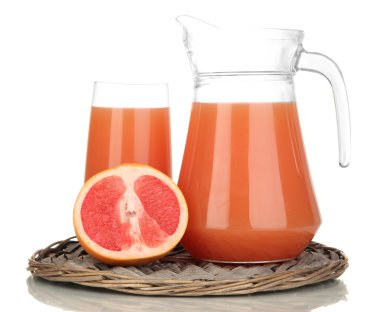 tam cam ve greyfurt suyu ve greyfurt üzerinde beyaz izole kabı