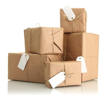 parsel üzerinde beyaz izole, kraft kağıt kutular