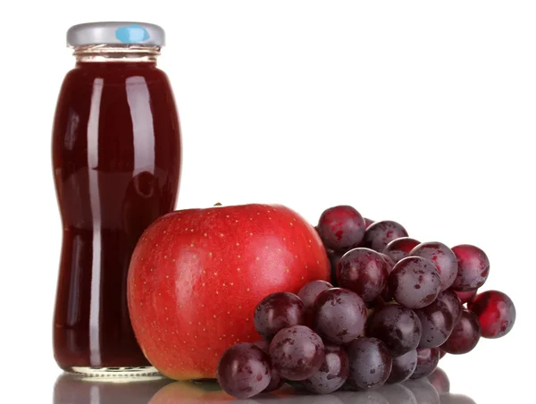 Köstliche Trauben und Apfelsaft in Glasflasche und rosa Trauben und Apfel daneben isoliert auf weiß — Stockfoto