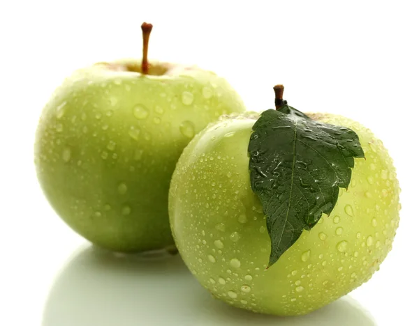 Rijp groene appels geïsoleerd op wit — Stockfoto