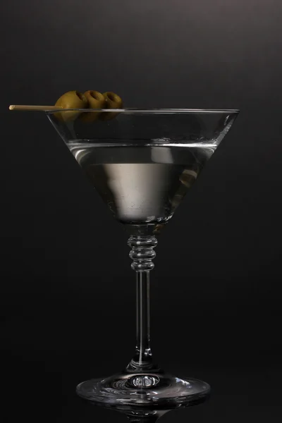 Bicchiere Martini e olive su fondo grigio — Foto Stock