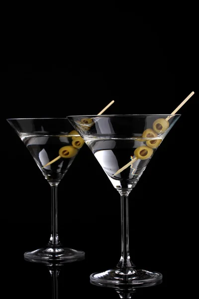 Martini γυαλιά και ελιές που απομονώνονται σε μαύρο — Φωτογραφία Αρχείου