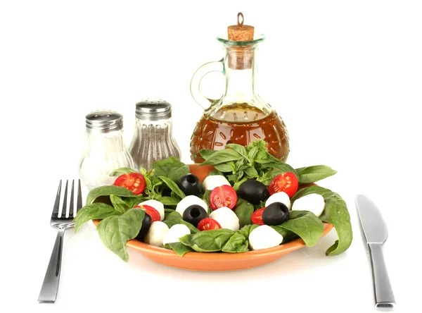 Queijo mussarela com legumes na placa com garfo e faca isoladas em branco — Fotografia de Stock