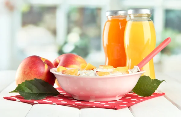 Lekker op dieet zijn eten en flessen van SAP, op houten tafel — Stockfoto
