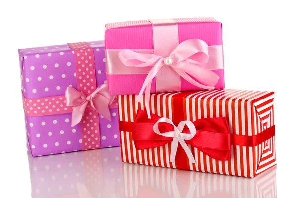 Beyaz izole, kırmızı, pembe ve mor renkli hediyeler — Stok fotoğraf
