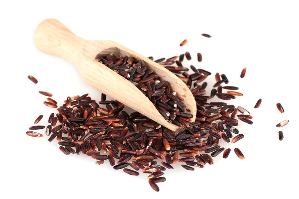 Arroz negro en cuchara de madera aislado sobre fondo blanco — Foto de Stock