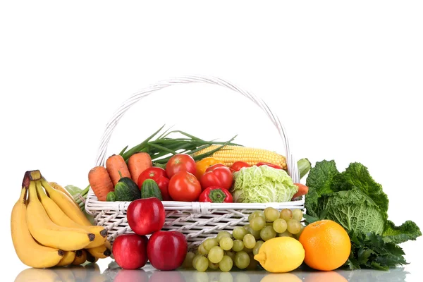 Σύνθεση με λαχανικά και φρούτα σε ψάθινο καλάθι που απομονώνεται σε λευκό — Φωτογραφία Αρχείου