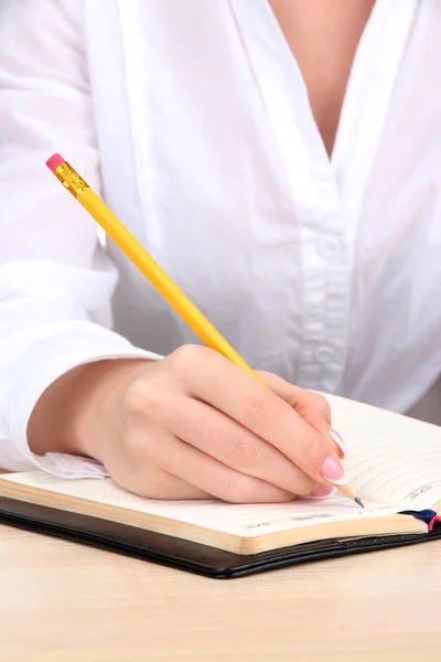 Nahaufnahme der Hand einer Geschäftsfrau, Schreiben auf Papier — Stockfoto