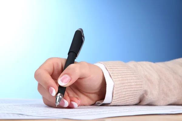 Close-up van zakenvrouw handen, schrijven op papier — Stockfoto