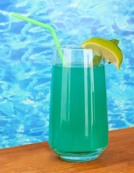 Glass 蓝色鸡尾酒在蓝色背景上的 — 图库照片
