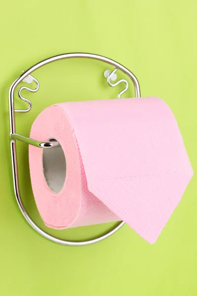 Rolle Toilettenpapier auf Halter an Wand befestigt — Stockfoto