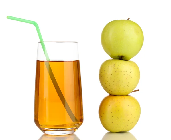 Sumo de maçã útil com maçãs ao redor isolado em branco — Fotografia de Stock