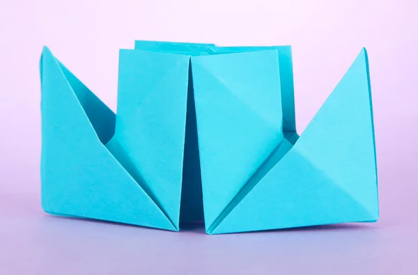 Origami papieru parowca na fioletowym tle — Zdjęcie stockowe