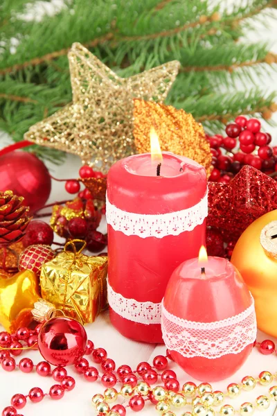 Rote Kerze mit Weihnachtsdekoration auf hellem Hintergrund — Stockfoto