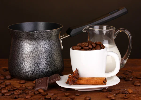 Kaffebryggare med mjölk och vit kupa på träbord — Stockfoto