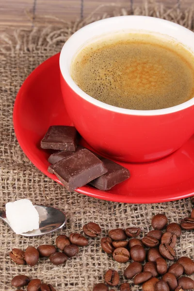 Xícara vermelha de café turco com chocolate, close-up — Fotografia de Stock