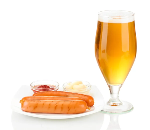 Bière et saucisses grillées isolées sur blanc — Photo