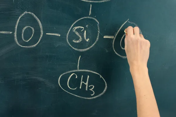 Fórmula de estructura química escrita en pizarra con tiza . —  Fotos de Stock