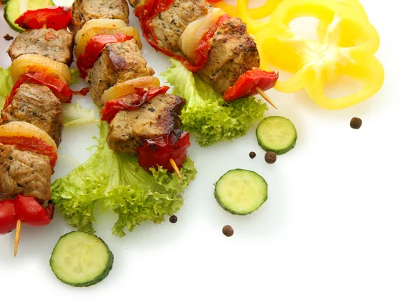 Carne la grătar și legume gustoase pe frigărui, izolate pe alb — Fotografie, imagine de stoc