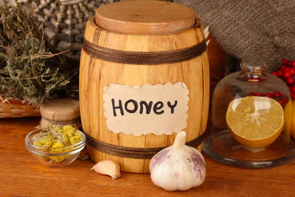 Honig und andere Naturheilmittel gegen Wintergrippe, auf Holzgrund — Stockfoto