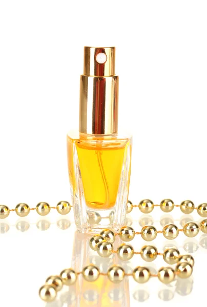 Perfume feminino em garrafa bonita e contas, isolado em branco — Fotografia de Stock