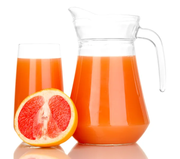 Plný skla a džbán grapefruitové šťávy a grapefruitů izolovaných na bílém — Stock fotografie