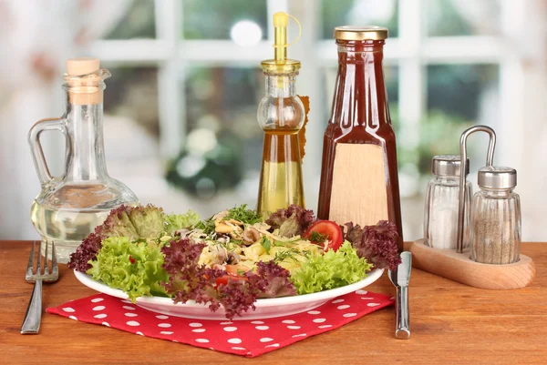 Leckere italienische Pasta mit Meeresfrüchten auf hellem Hintergrund — Stockfoto