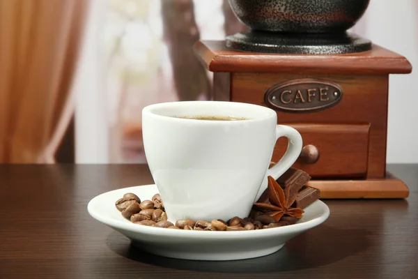 Taza de café, molino y granos de café en la cafetería —  Fotos de Stock