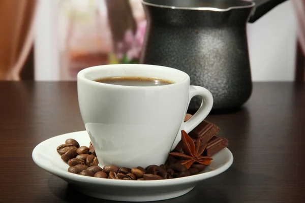 Чашка кави, турок і кавових зерен в кафе — стокове фото