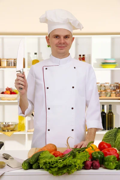 Cozinheiro chef na cozinha — Fotografia de Stock