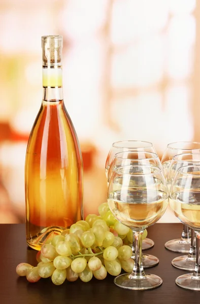 Vino blanco en vaso y botella sobre fondo de habitación — Foto de Stock