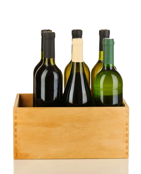 Lahví vína v dřevěné krabici, izolované na bílém — Stock fotografie