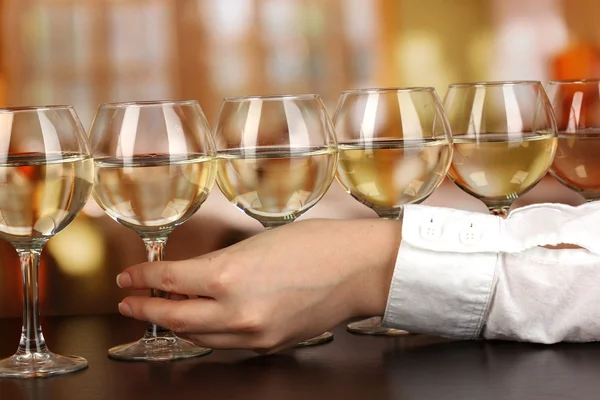 Degustazione vino bianco su sfondo camera — Foto Stock