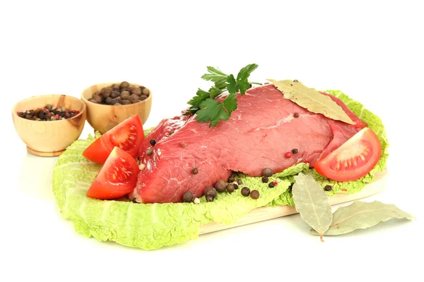 Сире м'ясо яловичини, мариновані травами та спеціями, ізольовані на білому — стокове фото